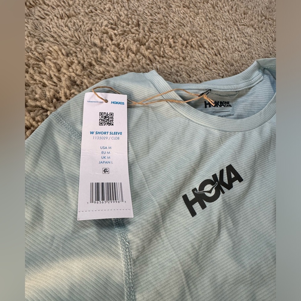 HOKA WOMENS MED SHORT SLEEVE NBW W/tags (chalk color)